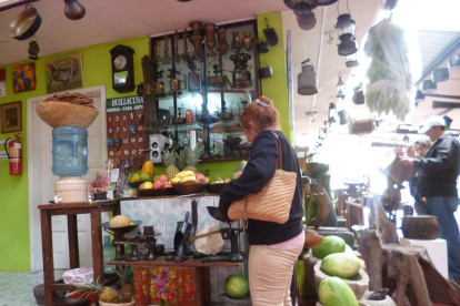 En toda el área se cuenta una historia ancestral mediante el arte y las vestimentas.