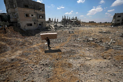 Palestinos regresan a sus casas destruidas en Gaza.