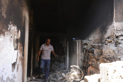 Un palestino inspecciona los daños tras una incursión militar israelí en el campo de refugiados de Nur Shams.