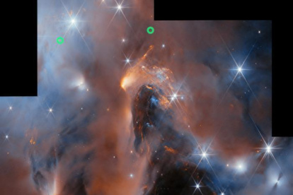 Imagen de la nebulosa  NGC1333 tomada por el telescopio espacial James Webb, en la que se observan tres de los seis objetos interestelares con masa planetaria hallados por un estudio y marcados en la foto con una cruz verdeCRÉDITOESA/Webb, NASA & CSA, A. Scholz, K. Muzic, A. Langeveld, R. Jayawardhana