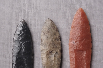 Las puntas Clovis se distinguen, en parte, por su característica cicatriz en forma de flauta cerca de la base, como se muestra en estas réplicas. Investigadores de la Universidad de Berkeley estudiaron cómo las puntas formaban parte de un sistema y se utilizaban para cazar grandes animales en la Edad de Hielo.