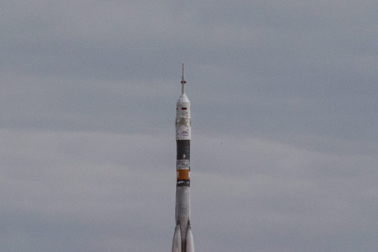 En la imagen de archivo, varios fotógrafos captan instantáneas del lanzamiento del Soyuz TMA-18M en el cosmódromo de Baikonur (Kazajistán). EFE/Sergei Ilnitsky