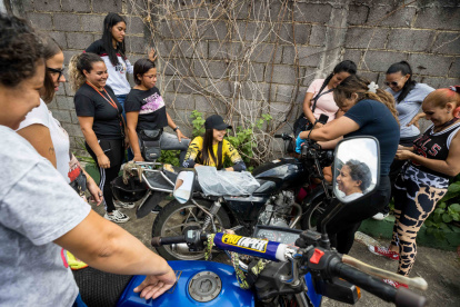 Mujeres en un curso sobre mecánica básica para motorizadas en Petare, la barriada más grande de Caracas.
