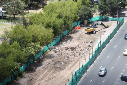 Actualmente se trabaja en la fundición de camineras, instalación de piso podotáctil, excavación para ductos eléctricos en el nuevo bulevar.