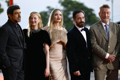 Pierfrancesco Favino, Alba Rohrwacher, Angelina Jolie, Pablo Larrain y Steven Knight a su llegada a la premiere de "Maria".