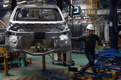 Labor en la fabrica de ensamblaje de Geneal Motors en Quito.