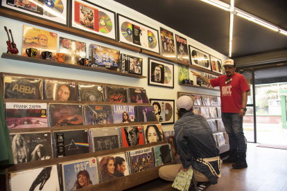 En Cumbayá, Music Service abrió sus puertas para acercar a los fanáticos del vinilo a los discos.