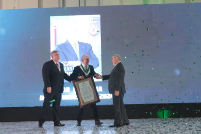 La Cámara de Industrias de Guayaquil galardona a Óscar Orrantia.