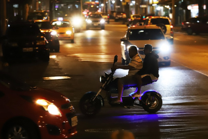 En zonas como la calle 29, en el suburbio, se evidencia el incumplimiento de la normativa que prohíbe la circulación de dos hombres en moto entre las 19:00 y 05:00.