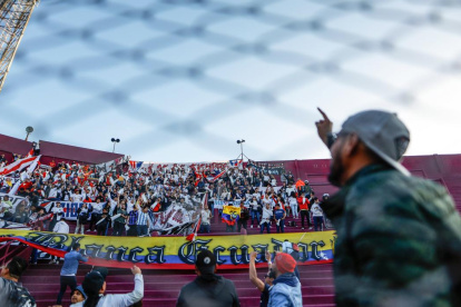 La barra Muerte Blanca, de Liga de Quito, prometió llegar en gran número hoy al estadio Rodrigo Paz Delgado para apoyar a su equipo ante Barcelona.