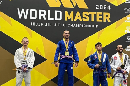 Andrés Alvarado, campeón mundial peso pluma cinturón violeta.