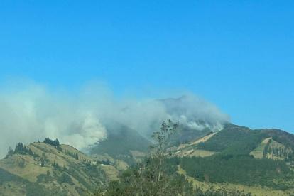 En un nuevo lugar se reactivo el incendio forestal en el que los bomberos trabajan.