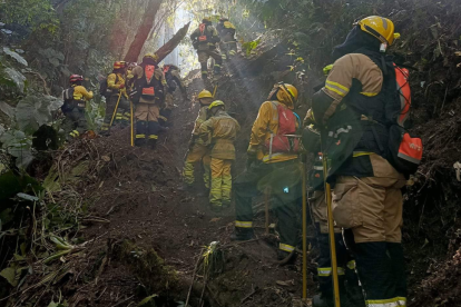 Los bomberos indican que han hecho todo lo humanamente posible para controlar el incendio.