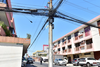 Los postes tienen cables de electricidad y telecomunicaciones.