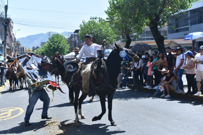 Chagras de diferentes puntos del Ecuador se dieron cita en Sangolquí para demostrar sus destrezas sobre el caballo