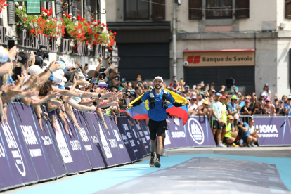 El ecuatoriano Joaquín López cuando cruzaba tercero la meta del Ultratrail de Mont Blanc.