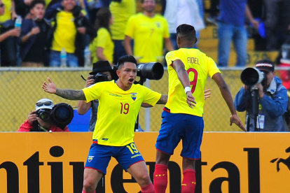 Cristian Ramírez (i) en partido con la selección ecuatoriana de fútbol