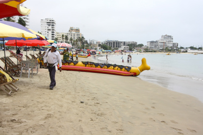 Los comerciantes han disminuido considerablemente sus ingresos económicos por el frío que hay en la península.