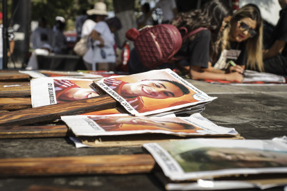 Fotografías de personas desaparecidas fueron colocadas por agrupaciones de búsqueda