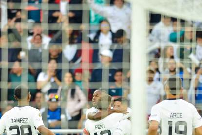 Jugadores de Liga  de Quito celebran los goles anotados ante Barcelona en el Rodrigo Paz