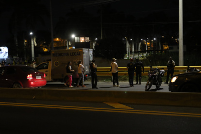 El cuerpo de la agente fue lanzado sobre la calzada.