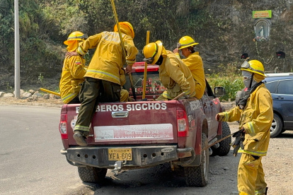 La población Sigchense realiza colectas para apoyar a los rescatistas en su ardua labor.