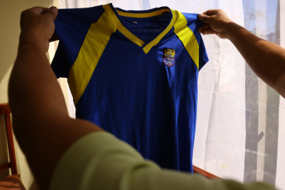 Preparativos. En algunos hogares de casi 5.000 estudiantes del llamado ‘Patrón Mejía’, se arreglan los uniformes, para empezar el ciclo 2024-2025.