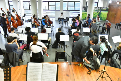 Práctica. La Joven Orquesta Sinfónica del Guayas, bajo la dirección de Terreros, arrancó con una veintena de integrantes y hoy son más de 60.