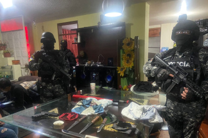 Durante el operativo, la Policía encontró armas de fuego y armas blancas en el sector de la Ciudadela Ibarra, sur de Quito.