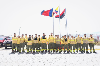 Los bomberos de Quito durante se trasladaron a Sigchos para apoyar en la contención del incendio forestal en el cerro Púlpito