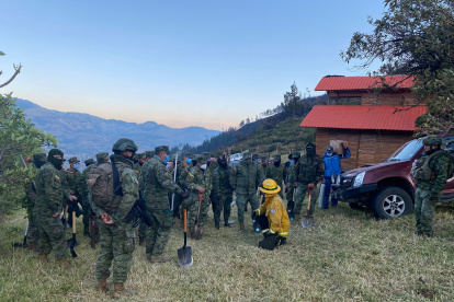 Militares se unieron a las labores de extinción del incendio forestal.