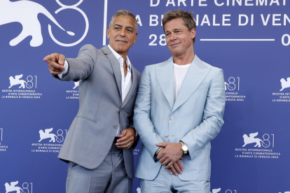 Los actores George Clooney y Brad Pitt posan ante la prensa del Festival de Venecia en la promoción de su película Wolf