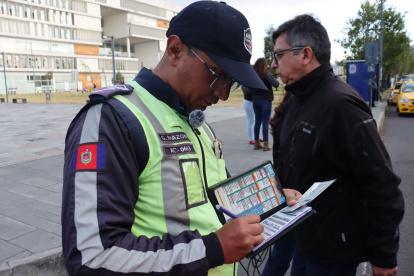 Citación. Los agentes solicitan la cédula y matrícula  del infractor y le entregan la notificación. El conductor tiene tres días para impugnar la sanción emitida.