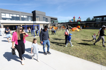 Modelo. Los padres de familia aseguran que las áreas verdes y juegos didácticos son parte de los atractivos que ofrecen los planteles del Valle.