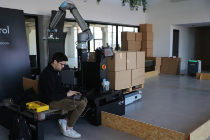 Tecnología.- Un brazo robótico desarrollado por la empresa emergente GENBA este martes, en Montevideo (Uruguay). Brazos robóticos que automatizan el paletizado de mercancías o motos eléctricas que se recargan en dos minutos son algunos de los desarrollos de startups latinoamericanas que la aceleradora Newlab destaca como "muy impresionantes" y con potencial para acceder al mercado de Estados Unidos. EFE/ Alejandro Prieto