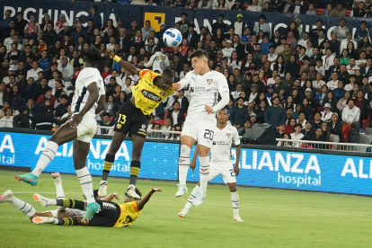 Barcelona pierde ante Liga de Quito y los punteros se alejan del equipo amarillo.