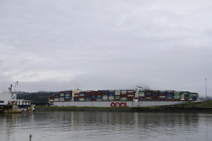 Comercio. Un buque transita por el  Canal de Panamá luego de que se superó la sequía.