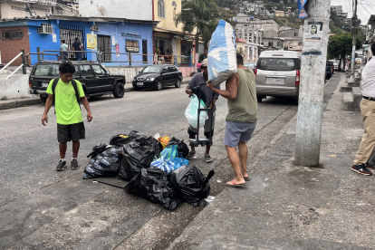 Desaseo. Los moradores de la ciudadela Martha de Roldós no respetan los horarios. Hay basura en diversos tramos de las calles principales.