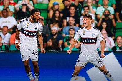 Pedro Vite (i) en la celebración del gol que le dio la victoria a su equipo