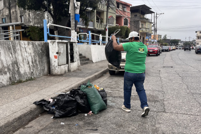 Prohibido. La basura no debe ser colocada ni en la calle ni en parterres ni en áreas verdes; estas deben estar al pie de las casas o sacarlas cuando pase Urvaseo.