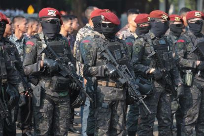 Policías antiterroristas en el cuartel general militar de Indonesia en Yakarta.