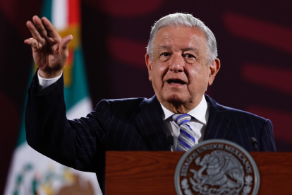 El presidente de México, Andrés Manuel López Obrador, habla durante su rueda de prensa matutina este lunes 2 de septiembre, en el Palacio Nacional en Ciudad de México.