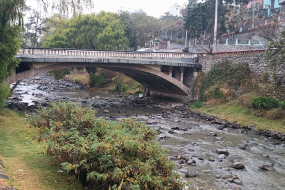 El río Tomebamba incrementó su caudal tras la lluvia registrada en la madrugada de este lunes 2 de septiembre.
