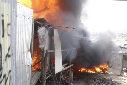 Policía incendia guarida de delincuentes en Nueva Prosperina y fuego se extiende a casa vecina.