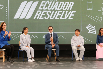El presidente Daniel Noboa, con alumnos de la Unidad Educativa Cutuglagua, en Quito. Lo acompañan Alegría Crespo y María José Pinto.