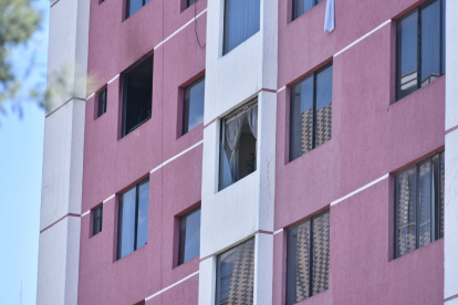 Las afectaciones más graves fueron a los ventanales del departamento.