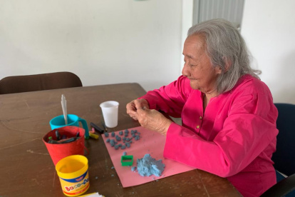 Los adultos mayores participan de actividades lúdicas.