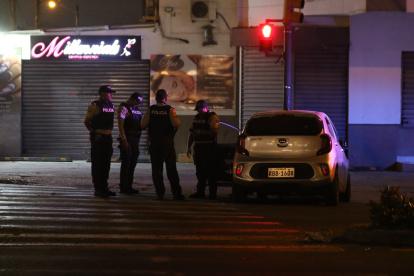 Hombre murió baleado en su auto en av. Quito y Pancho Segura, sur de Guayaquil.