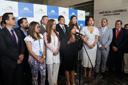 La asambleísta de ADN, Inés Alarcón, habló de la orden de un juez que dispuso mantener el orden de los juicios políticos contra exfuncionarios de Guillermo Lasso.