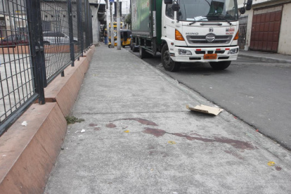 En el sitio quedaron manchas de sangre producto del atentado.